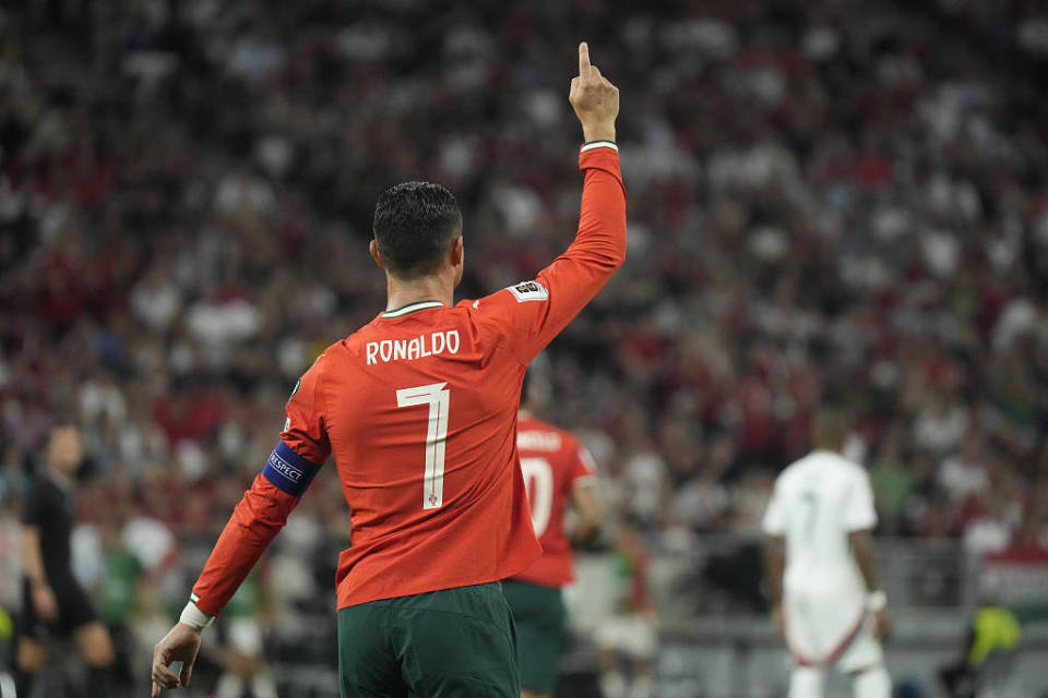 亚博app-哈兰德焦点对战，C罗与30激战巴塞罗那分钟，反败为胜胜负难料！再创辉煌时刻-亚博app