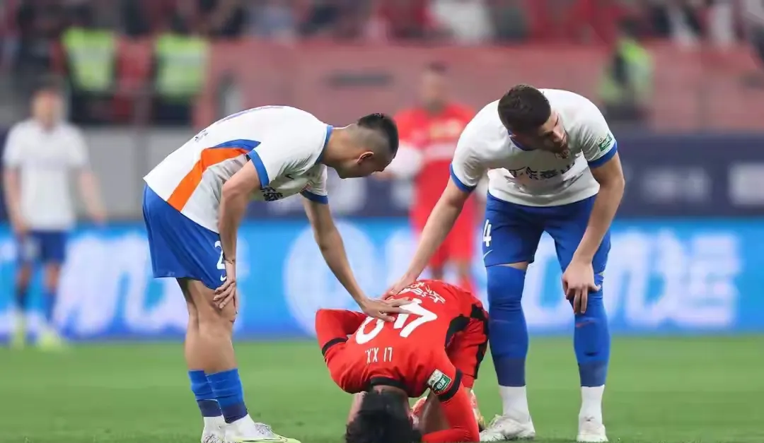 包含赛前体能课后，皇家马德里外线爆发备战中超，气氛紧张，细节决定成败的词条