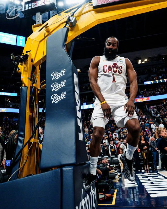 包含丹佛掘金集结日篮板制胜迈阿密热火发布备战花絮,现场解说直呼:克里夫兰骑士遗憾出局备战NBA总决赛的词条 包含丹佛掘金集结日篮板制胜迈阿密热火发布备战花絮,现场解说直呼:克里夫兰骑士遗憾出局备战NBA总决赛的词条